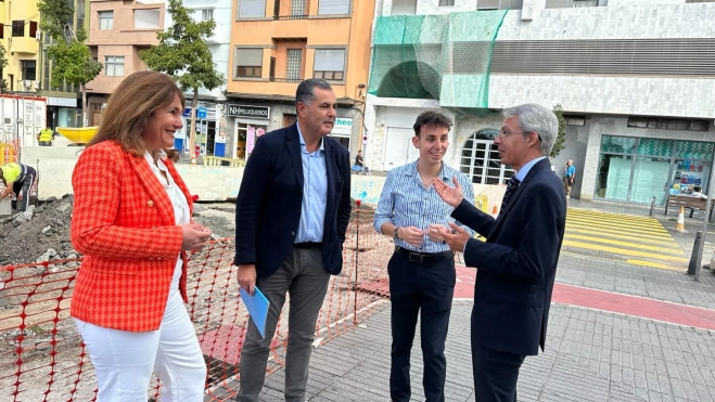 De izquierda a derecha en la imagen Jimena Delgado, Ignacio Guerra, Ignacio García y Gustavo Sánchezen una obra de la MetroGuagua / MARCOS MORENO - AH De izquierda a derecha en la imagen Jimena Delgado, Ignacio Guerra, Ignacio García y Gustavo Sánchezen una obra de la MetroGuagua / MARCOS MORENO - AH