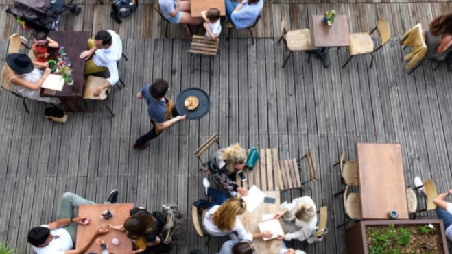 Un camarero atiende a clientes en la terraza de un hotel. / PIXABAY