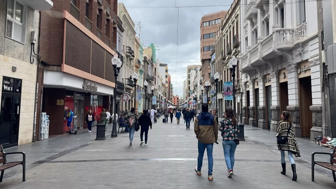 Imagen de la calle Triana y gente caminando por una zona con numerosas tiendas / AH