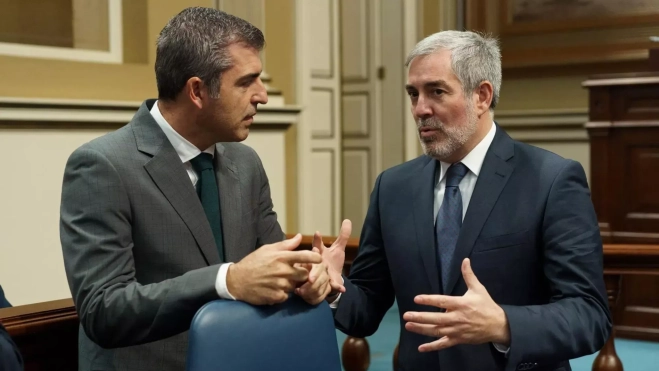 Manuel Domínguez y Fernando Clavijo, vicepresidente y presidente del Gobierno canario / EFE - RAMÓN DE LA ROCHA