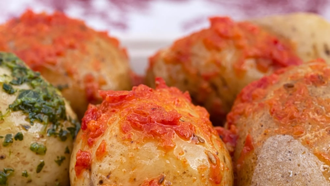 Imagen de papas arrugadas con mojo picón / AH Imagen de papas arrugadas con mojo picón / AH