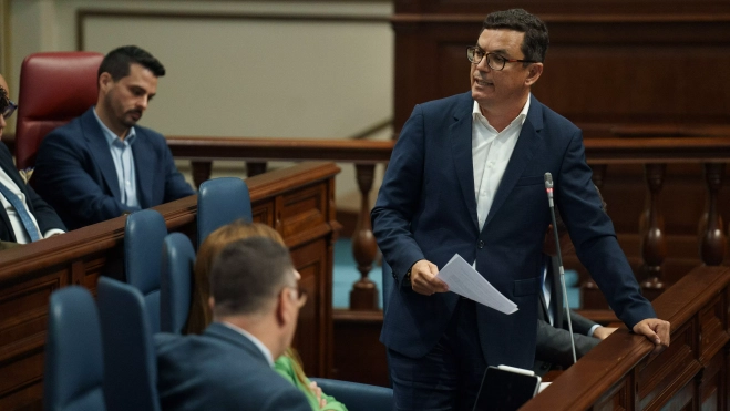 Pablo Rodríguez, consejero de Obras Públicas del Gobierno de Canarias, responde a Miguel Yonathan Martín en el Parlamento de Canarias. / RAMÓN DE LA ROCHA-EFE