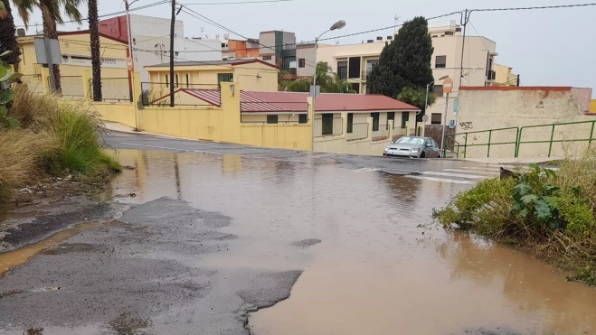 Calle Águila Real, en la zona de El Sobradillo de Santa Cruz de Tenerife, inundada por las lluvias./ NAZARET LEÓN