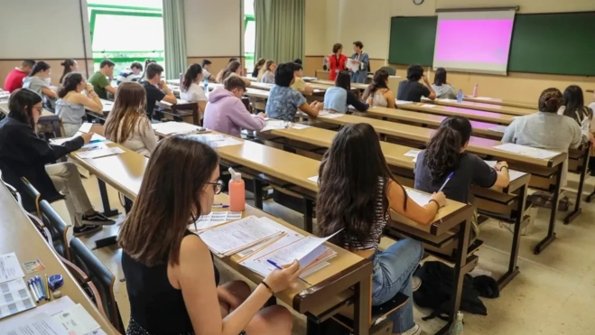 Estudiantes de Bachillerato presentándose a la EBAU. / EFE