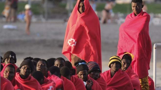 Un centenar de migrantes subsaharianos (de la zona del Sahel) rescatados en Canarias. / EFE