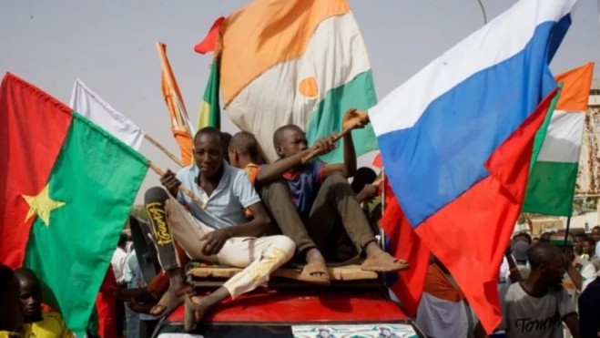 Manifestantes exhiben banderas de Níger y Rusia durante una marcha por las calles de Niamey que exige la retirada de tropas de Estados Unidos del país africano. / ISSIFOU DJIBO-EFE