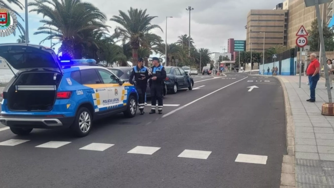 Policía Local atiende un accidente en Las Palmas de Gran Canaria. / POLICÍA LOCAL