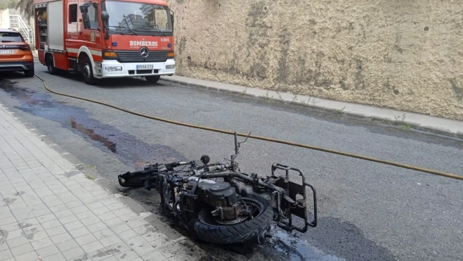 Así ha quedado la moto tras el incendio / BOMBEROS DE LAS PALMAS DE GRAN CANARIA