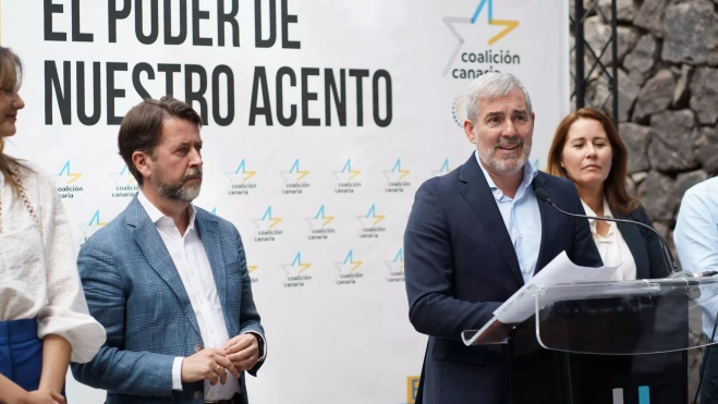 El secretario general de Coalición Canaria, Fernando Clavijo (d) junto al candidato de Coalición Canaria al Parlamento Europeo, Carlos Alonso (i), durante el acto de presentación de las principales propuestas de la formación nacionalista que llevará en su manifiesto electoral para las elecciones europeas. EFE/Ramón de la Rocha