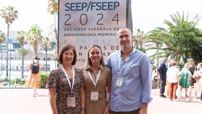 La Dra. Echevarría, la Dra. Quinteiro y el Dr. Nóvoa durante el Congreso de Endocrinología Pediátrica / PALACIO DE CONGRESOS