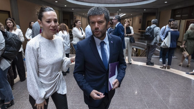 La consejera de Empleo, Jessica de León, y el rector de la Universidad de La Laguna, Francisco García, durante la presentación del libro blanco de economía social. / MIGUEL BARRETO-EFE