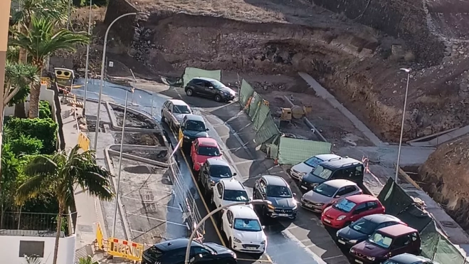 El agua baja sin control por la calle Alejandro Cioranescu./ AH