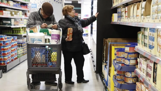 Dos personas mayores buscando un aperitivo de Mercadona / EFE Dos personas mayores buscando un aperitivo de Mercadona / EFE