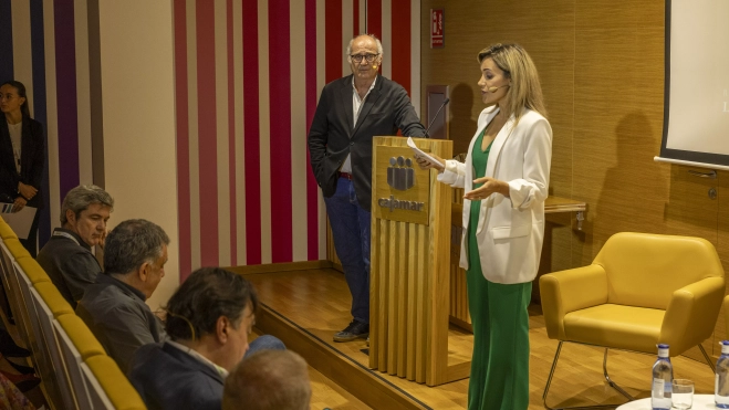 Xaila Falcón presenta a Oriol Capdevila en el II Foro Internacional Binter | Universidad del Atlántico Medio. / AH