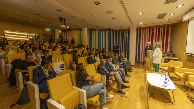 Panorámica de la sala de Cajamar que acogio el II Foro Internacional Binter | Universidad del Altántico Medio. / AH