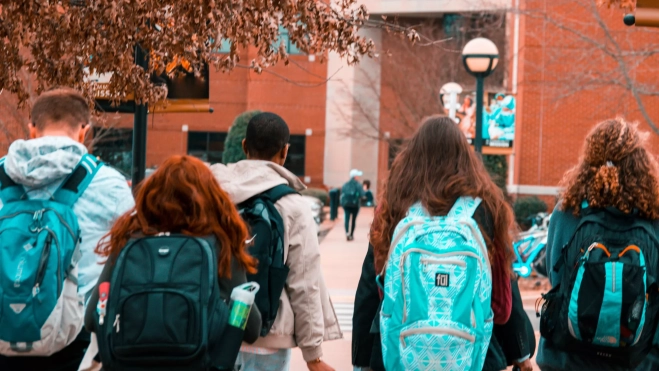 Unos estudiantes dirigiéndose a sus clases / AH