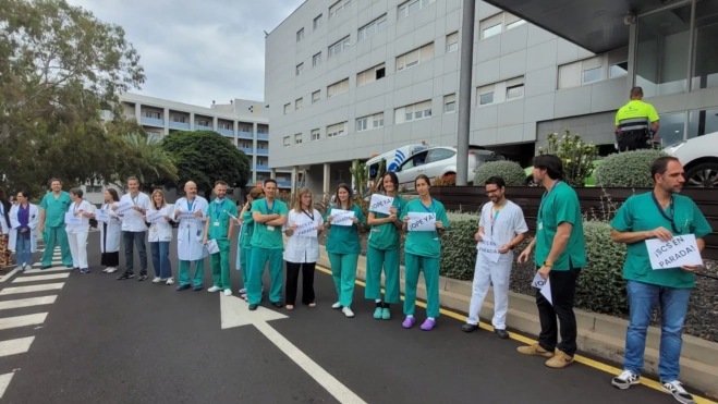 Imagen de archivo de una protesta de los trabajadores sanitarios ante los retrasos en el proceso de estabilización. / EFE-SEMCA