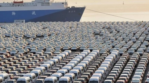 Imagen de un puerto chino repleto de coches para su importación. / EFE