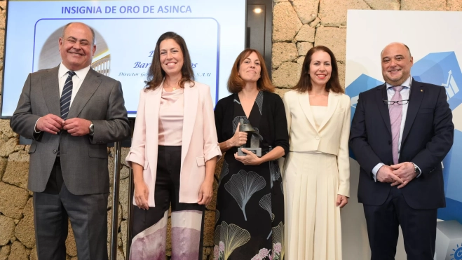 De izquierda a derecha, Jorge Escuder, presidente regional de ASINCA; Yurena, Gara y Dácil Barreto, hijas del galardonado; y Virgilio Correa, vicepresidente regional de ASINCA.