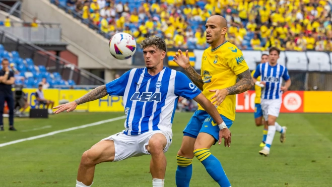 El centrocampista del Alavés Javi López con el balón durante el partido de la última jornada de LaLiga EA Sports / EFE