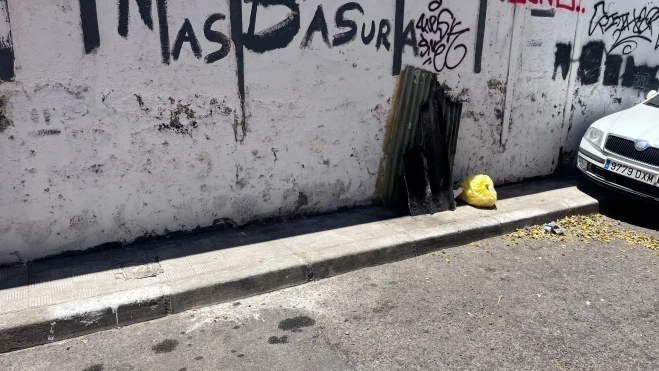 Contenedores en la calle José Plácido Sansón, uno de los puntos negros / AH / BELA CABRERA