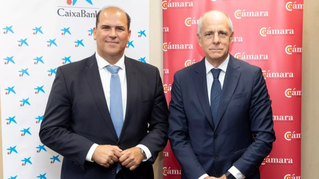 El director territorial de CaixaBank en Canarias, Manuel Afonso, y el presidente de la Cámara de Comercio de Santa Cruz de Tenerife, Santiago Sesé, durante la firma del acuerdo / CAIXABANK