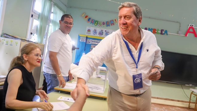 Gabriel Mato llega al colegio electoral / EFE - LUIS G. MORERA