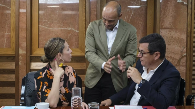 Pablo Rodríguez, a la derecha, dialoga con Jessica de León y Alfonso Cabello durante el Consejo de Gobierno de Canarias celebrado este lunes. / ÁNGEL MEDINA G.-EFE