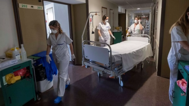 Personal sanitario en un hospital / EFE Personal sanitario en un hospital / EFE