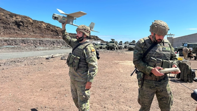 Un militar sostiene el dron UAV / ATLÁNTICO HOY - MARCOS MORENO