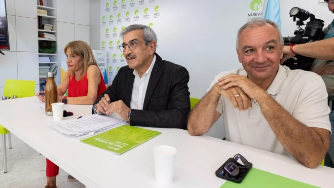 Luis Campos (d) y Román Rodríguez (c) durante la reunión de la dirección ejecutiva de Nueva Canarias, el viernes en la sede Plaza O´Shanahan, en Las Palmas. / QUIQUE CURBELO-EFE