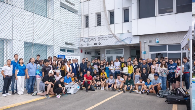 Foto de familia , autoridades y alumnado / CABILDO DE GRAN CANARIA