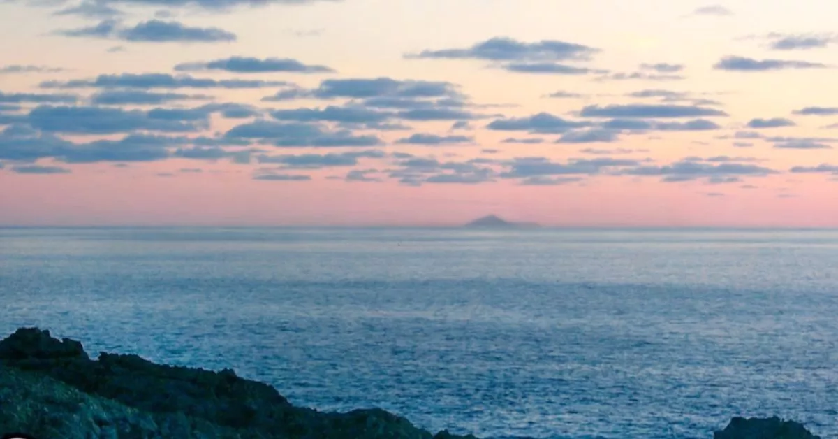 El Teide aparece en el horizonte visto desde la mayor de las Islas Salvajes, un archipiélago que se encuentra a poco más de 150 km de Canarias./ REDES Hartwig-E. Steiner. El Teide aparece en el horizonte visto desde la mayor de las Islas Salvajes, un archipiélago que se encuentra a poco más de 150 km de Canarias./ REDES Hartwig-E. Steiner.
