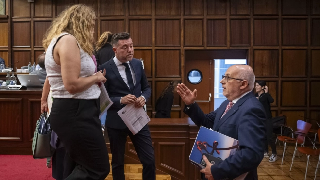 Isabel Mena, Teodoro Sosa y Antonio Morales, consejeros y presidente del Cabildo de Gran Canaria, en el debate sobre el estado de la isla. / AH