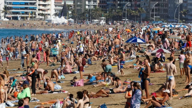 El turismo apunta a cifra récord en Canarias. En la imagen, la playa de Las Canteras repleta de vecinos de Las Palmas de Gran Canaria y turistas. / EFE-ELVIRA URQUIJO