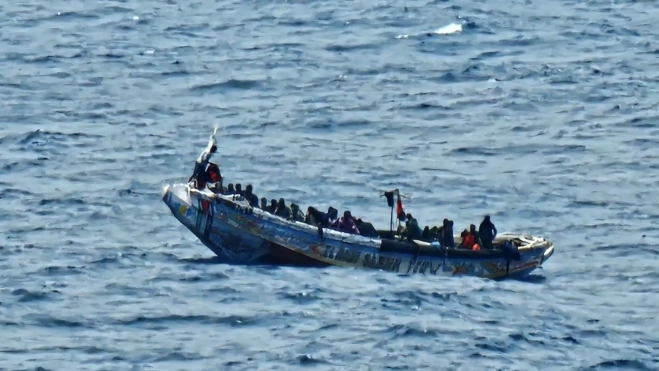 Imagen de un cayuco en el que viajaba un migrante fallecido. / EFE 