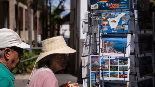 Unos turistas miran una tienda de souvenirs en Puerto de la Cruz (Tenerife) / EFE