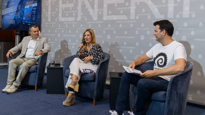 El director insular de Medio Natural, Pedro Millán, la presidenta del Cabildo de Tenerife, Rosa Dávila, y el director del Ciclo Internacional de Cine Submarino de Donostia-San Sebastián, David Sánchez Carretero, presentan Cimasub Tenerife 2024