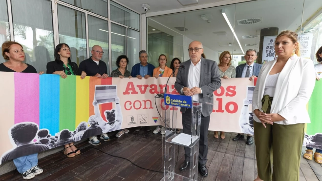 El presidente del Cabildo de Gran Canaria, Antonio Morales, habla ante los medios en la lectura del manifiesto por el Día del Orgullo / CEDIDA