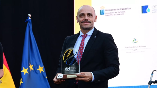 El viceconsejero de Presidencia y presidente de Proexca, Alfonso Cabello, con el premio a la Mejor Iniciativa Empresarial Atlántico Hoy en Internacionalización para Collbaix Canarias. / TONY HERNÁNDEZ-ATLÁNTICOHOY