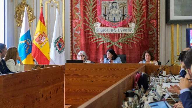 Carolina Darias (PSOE) se dirige a Jimena Delgado (PP) en un pleno del Ayuntamiento de Las Palmas de Gran Canaria. / AH