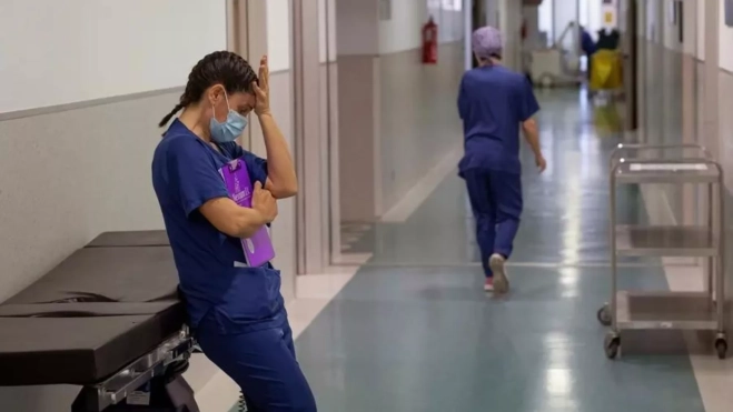 Las mujeres son el motor de la sanidad pública canaria: son el 73% de la plantilla del SCS. En la imagen, dos enfermeras / EFE Las mujeres son el motor de la sanidad pública canaria: son el 73% de la plantilla del SCS. En la imagen, dos enfermeras / EFE