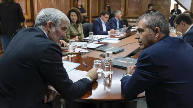 Fernando Clavijo dialoga con Manuel Domínguez durante el Consejo de Gobierno celebrado este lunes. / ÁNGEL MEDINA G.-EFE