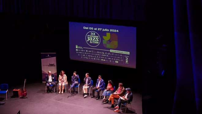 Miguel Ramírez, Avelina Fernández Manrique de Lara, Adrián Santana, Cristóbal de la Rosa, Juan Jesús Facundo, Pino Esther Suárez, Tilman Kuttenkeuler y José Miguel Álamo, en el escenario del Teatro Guiniguada para presentar el 33º Festival Internacional Canarias Jazz & Más Músicas Creativas. / AH