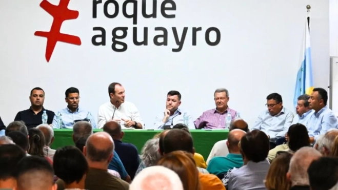 En el centro, Óscar Hernández (alcalde de Agüimes), Teodoro Sosa (alcalde de Gáldar) y Marino Alduán (director general de presidencia del Cabildo), en la reunión con militantes de NC en la sede Roque Aguayro. / AH