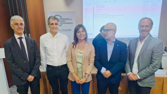 Foto de familia del debate en la Universidad de Verano de Maspalomas / FEHT 