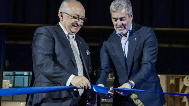 Juan Antonio López de Vergara, presidente de Mutua Tinerfeña, y Fernando Clavijo, presidente de Canarias, cortan la cinta que inaugura el Espacio Mutua Tinerfeña. / AH