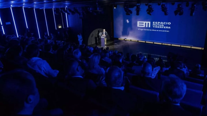 Fernando Clavijo, presidente de Canarias, durante su intervención en la inauguración del Espacio Mutua Tinerfeña. / AH