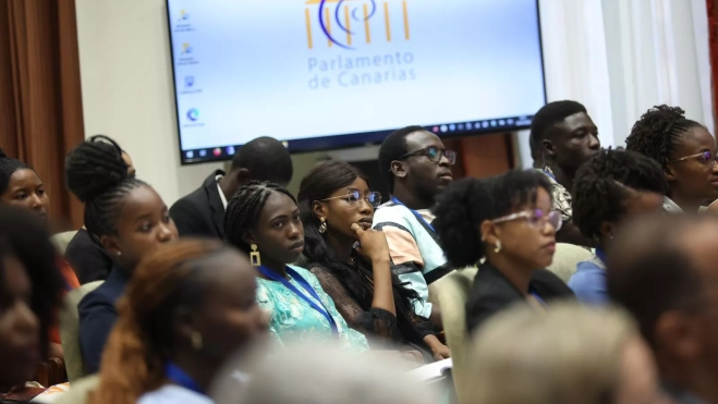 Estudiantes del Campus Äfrica en el Parlamento canario. / AH