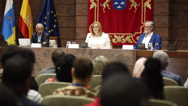 La presidenta del Parlamento de Canarias, Astrid Pérez, flanqueada por 